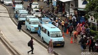Begini penampakan lalin di Jalan Bekasi Barat Raya, tepatnya di depan Stasiun Jatinegara, Kelurahan Rawabunga, Jatinegara, Jakarta Timur, Rabu (13/12/2017), kembali kian tidak teratur.