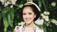 Senyum Tistha kala masih menjadi calon pengantin. Foto: Instagram/tisthanurma