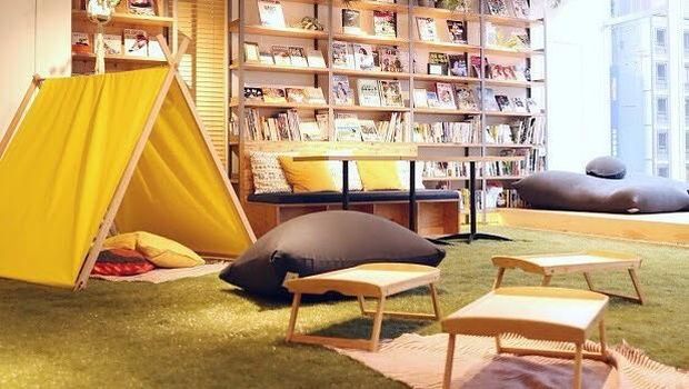 Traveler bahkan bisa menginap di sini (tba_shinjuku/Instagram)