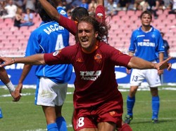 2. Masuk ke urutan nomor dua striker terhebat bagi Suarez adalah pemain legendaris Argentina Gabriel Batistuta. Nomor dua adalah Batistuta. Pemain favoritku semasa kecil. Foto: Grazia Neri/ALLSPORT/Getty Images