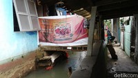 Ada sejumlah rumah di bantaran kali dan di atas Kali Pulo yang memiliki sertifikat hak milik (SHM). 