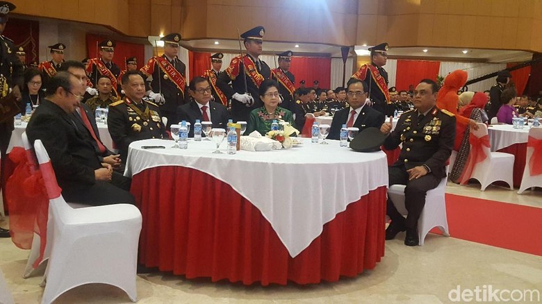 Kapolri Beri Tanda Kehormatan Bintang Bhayangkara Utama ke 7 Menteri Kapolri Beri Tanda Kehormatan Bintang Bhayangkara Utama ke 7 Menteri