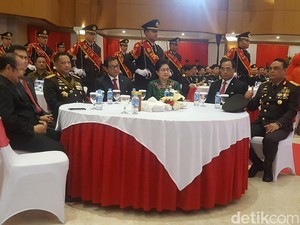 Kapolri Beri Tanda Kehormatan Bintang Bhayangkara Utama ke 7 Menteri