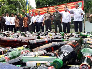 Operasi Pekat, Polisi Amankan 16 Preman dan Ribuan Botol Miras