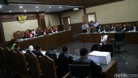 Novanto didakwa melakukan tindak pidana korupsi dalam proyek pengadaan e-KTP. Novanto didakwa menerima duit total USD 7,3 juta.