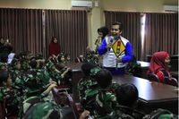 Siswa TK antusias mendengarkan cerita aman berkendara dari instruktur AHM. AHM secara komprehensif berusaha membentuk karakter dan kesadaran aman berkendara di segala kalangan usia termasuk siswa TK (Foto: Dok. AHM)