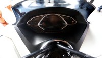 Untuk menunjang kenyamanan, model ini telah dilengkapi DC socket untuk power charger yang disematkan di konsol box sisi depan, sistem pengereman combi brake hidrolis dengan 3 piston caliper untuk tipe CBS yang memberikan kestabilan saat pengereman dan lampu hazard sebagai pelopor diaplikasikannya pada sepeda motor di Indonesia.