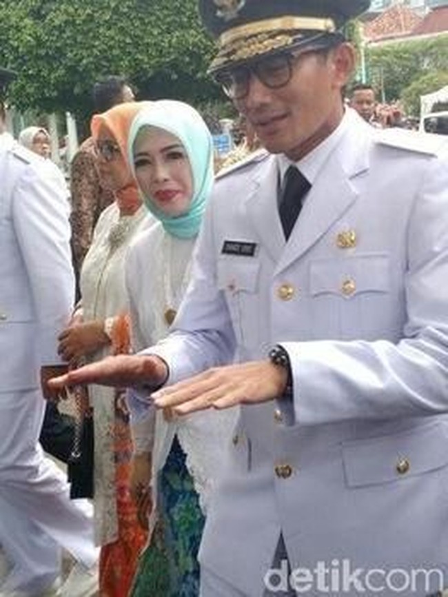 Pria yang dikenal sebagai pengusaha itu juga perawatan manikur dan pedikur. Tadi ada tukang mani-pedi di rumah punya Mpok Nur, dan saya pinjam kebetulan kuku saya sudah panjang. Katanya tukang mani-pedi sudah lama ikut Mpok Nur (istri Sandi) dan sekalian mau rapihin, kata Sandi soal persiapan jelang pelantikannya sebagai Wagub.