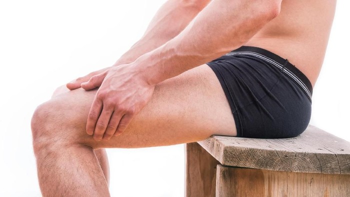 sakit kaki Man with leg pain over white background
