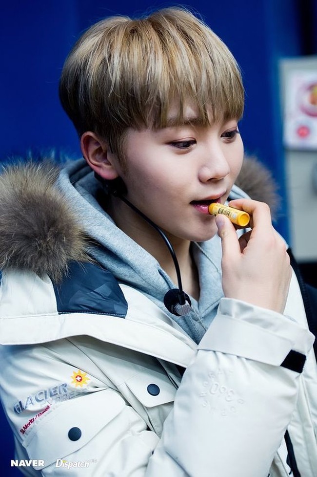 Seungkwan dari grup Seventeen juga pernah tertangkap tengah mengaplikasikan lip balm di waktu senggang. Foto: ist