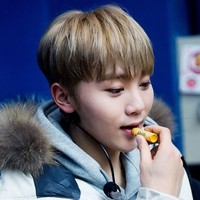 Seungkwan dari grup Seventeen juga pernah tertangkap tengah mengaplikasikan lip balm di waktu senggang. Foto: ist