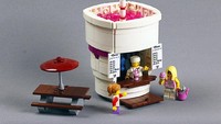 Gerai menjual milksgake juga jadi salah satu kategori aksesoris makanan yang diluncurkan oleh Lego. Foto: Istimewa
