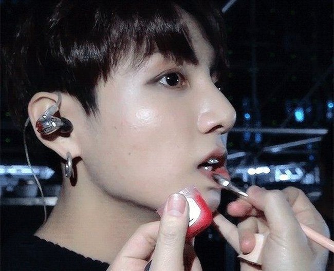 Idol Kpop tak hanya menggunakan lip balm di keseharian namun juga saat perform. Sebelum tampil di panggung, bibir Jongkook BTS diaplikasikan vaseline agar tampak sehat. Foto: ist