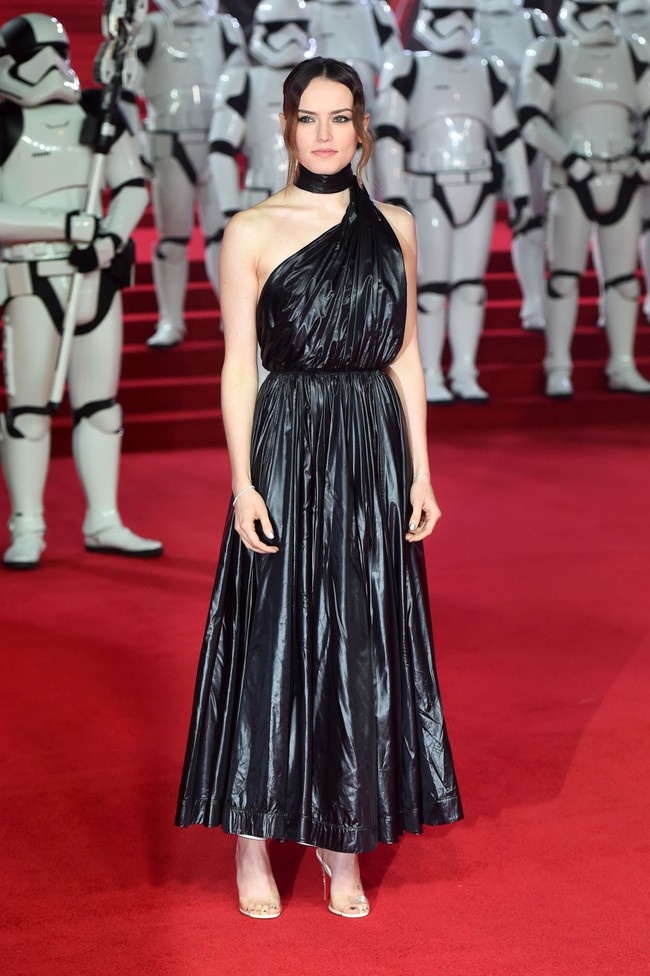 Salah satu bintang utama Star Wars: The Last Jedi, Daisy Ridley yang memerankan tokoh Rey tampil mencuri atensi dengan gaya yang edgy di premier Star Wars di Royal Albert Hall, London, Selasa (12/12/2017) malam lalu. Foto: Dok. Getty Images