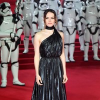 Salah satu bintang utama Star Wars: The Last Jedi, Daisy Ridley yang memerankan tokoh Rey tampil mencuri atensi dengan gaya yang edgy di premier Star Wars di Royal Albert Hall, London, Selasa (12/12/2017) malam lalu. Foto: Dok. Getty Images