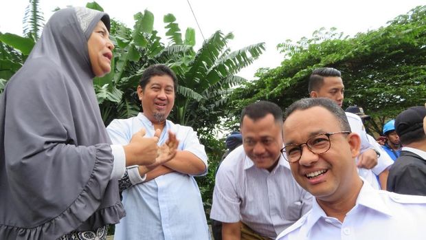 Anies mendengarkan keluh kesah warga.