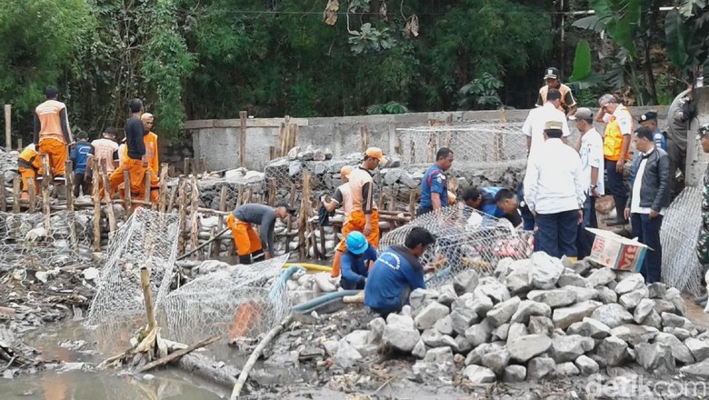 Petugas Pastikan Tanggul Kali Pulo di Jati Padang Tak Jebol Lagi Petugas Pastikan Tanggul Kali Pulo di Jati Padang Tak Jebol Lagi