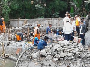 Petugas Pastikan Tanggul Kali Pulo di Jati Padang Tak Jebol Lagi