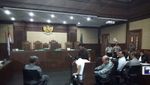 Gaya Novanto yang Terus Menunduk dan Jalan Bungkuk
