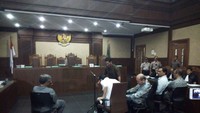 Apabila persidangan tidak sampai pada agenda pembacaan dakwaan, maka sidang praperadilan yang dimohonkan Novanto di PN Jaksel bisa terus dilanjutkan. Novanto berpeluang mengulangi kemenangannya.