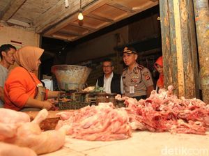 Pedagang Pasar Soreang Curhat ke Polisi: Ayam Lagi Mahal Pak!