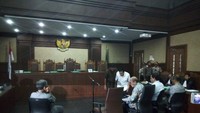 Ini merupakan foto saat Setya Novanto kembali masuk ke ruang persidangan usai skors kedua. Skors dilakukan agar hakim bermusyawarah karena 3 dokter menyatakan Novanto sehat.