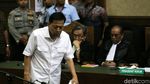 Novanto yang Terus Tutupi Wajah Saat Dakwaan Dibacakan
