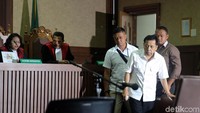 Sidang Novanto akhirnya diskors dan majelis hakim meninggalkan ruang sidang. 