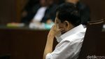Novanto yang Terus Tutupi Wajah Saat Dakwaan Dibacakan