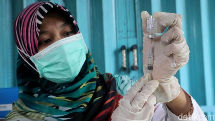 Petugas menyiapkan vaksin (Foto: Grandyos Zafna) Petugas menyiapkan vaksin (Foto: Grandyos Zafna)
