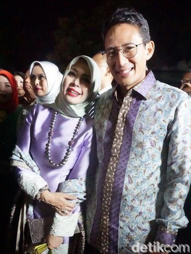 Untuk urusan gaya, Sandiaga kerap memakai busana-busana berwarna cerah. Salah satunya batik ungu bermotif floral yang ia kenakan saat menghadiri resepsi pernikahan Kahiyang dan Bobby di Solo November lalu. (Foto: Daniel Ngantung/Wolipop)