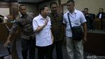 Foto: Lambaian Tangan Novanto Usai Drama di Sidang Perdana