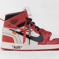 Kolaborasi antara Nike dan Virgil Abloh dari Off-White menjadi koleksi paling ditunggu tahun ini. Terbukti, saat rilis bulan November lalu, senakers ini langsung sold out dalam hitungan menit. Foto: Ist.
