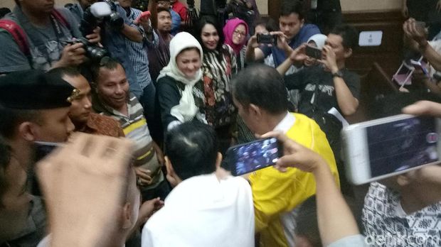 Usai Sidang, Novanto Sempat Bersalaman dengan Istrinya