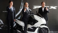 Honda mengklaim PCX model baru akan menghadirkan pengalaman berkendara baru bagi pecinta skutik premium di Indonesia.