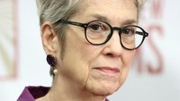 Jessica Leeds yang kini berusia 74 tahun, menjadi korban pelecehan seksual Trump pada tahun 1980-an saat dirinya masih berusia 38 tahun. Trump meraba payudara dan memasukkan tangan ke dalam rok Leeds, saat keduanya duduk bersebelahan di kabin kelas satu pesawat tujuan New York. Dia (Trump-red) seperti gurita. Tangannya ada di mana-mana. Itu jelas sebuah serangan, sebut Leeds. Foto: Monica Schipper/Getty Images/AFP