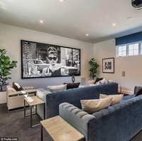 Ada pula ruang bersantai untuk menonton televisi bersama. Ruang tersebut dilengkapi dua sofa besar dan satu sofa kecil serta televisi berlayar datar yang berukuran besar. Foto: Dok. Trulia