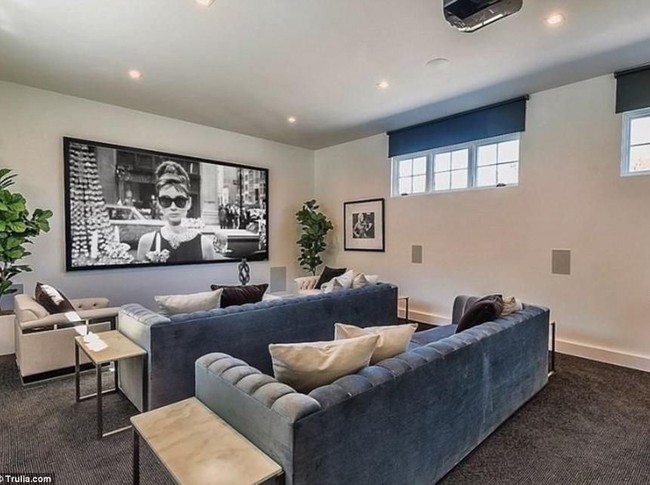 Ada pula ruang bersantai untuk menonton televisi bersama. Ruang tersebut dilengkapi dua sofa besar dan satu sofa kecil serta televisi berlayar datar yang berukuran besar. Foto: Dok. Trulia