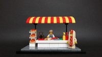 Lucunya, gerai pizza ini terbuat dari susunan lego yang apik. Bahkan ada penjual yang siap menyambut Anda dengan sigap! Foto: Istimewa