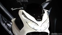 Honda PCX hadir dengan lampu LED di semua sistem pencahayaan.