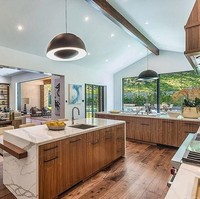 Dapur rumah baru Kris Jenner terkesan klasik dan mewah. Di depan dapurnya terdapat ruang bersantai yang dilengkapi  rak buku serta perapian. Dapur ini terletak dekat dengan area halaman belakang dan kolam renang. Foto: Dok. Trulia