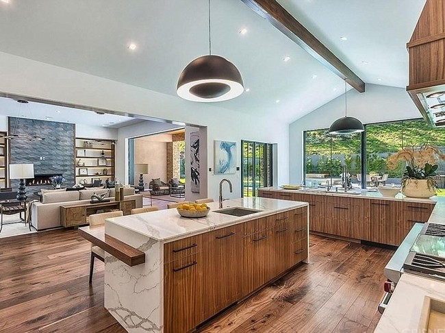 Dapur rumah baru Kris Jenner terkesan klasik dan mewah. Di depan dapurnya terdapat ruang bersantai yang dilengkapi  rak buku serta perapian. Dapur ini terletak dekat dengan area halaman belakang dan kolam renang. Foto: Dok. Trulia