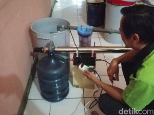 Ini Simon, Warga Bandung yang Ubah Air Hujan Jadi Layak Minum