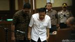 Novanto yang Terus Tutupi Wajah Saat Dakwaan Dibacakan