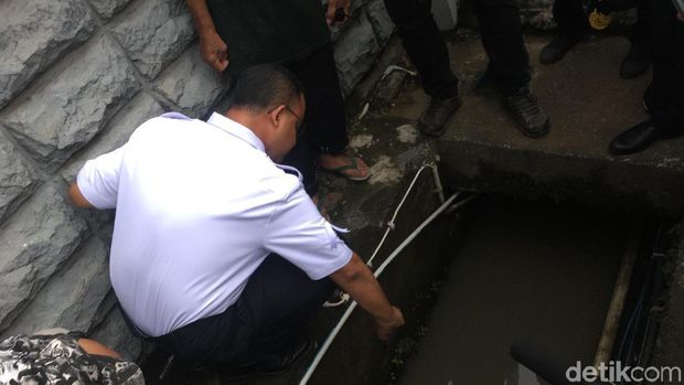 Cek Titik Banjir di Rasuna Said, Anies Foto Gorong-gorong