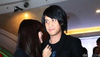 Ets lagi bisikin apaan sih Vicy ke Kevin? Foto: Kevin Aprilio dan pacar (Ismail/detikHOT)