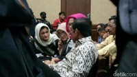 Idrus terlihat masuk ke ruang sidang di Pengadilan Tipikor Jakarta, Jalan Bungur Besar Raya, Jakarta Pusat, Rabu (13/12/2017) sekitar pukul 10.20 WIB.
