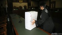 Jaksa menyiapkan berkas dakwaan Novanto.