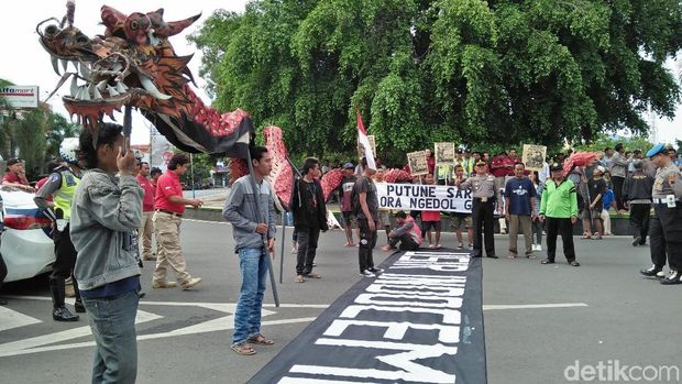 Aksi massa penolak pabrik semen di depan kantor Bupati Pati.
