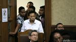 Novanto yang Terus Tutupi Wajah Saat Dakwaan Dibacakan
